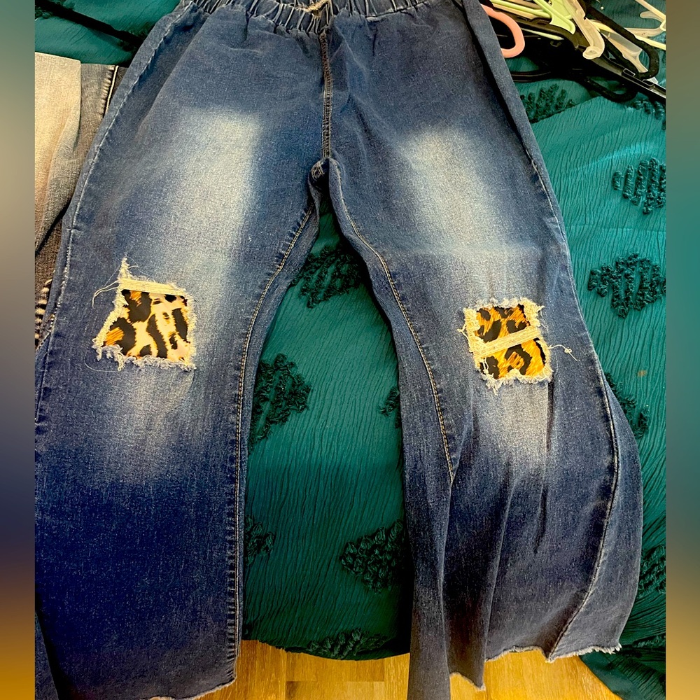 Flare jeans with leopard patches 3x